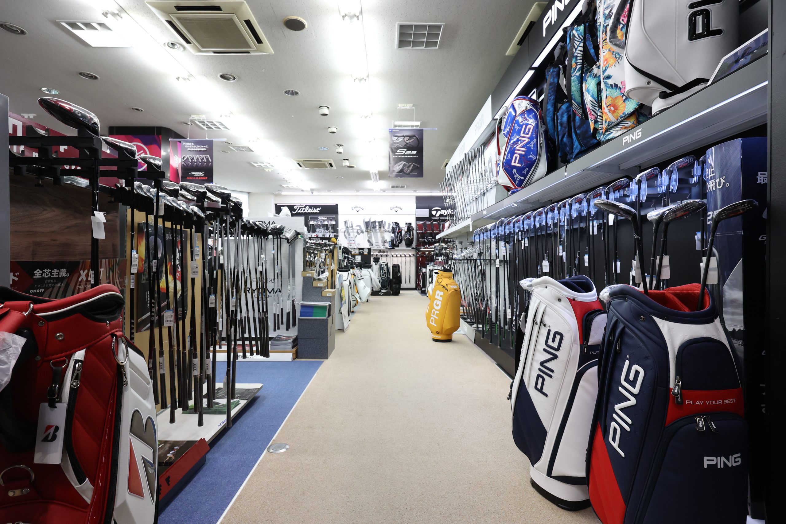 ゴルフクラブが並ぶダイナマイト東広島店の店内