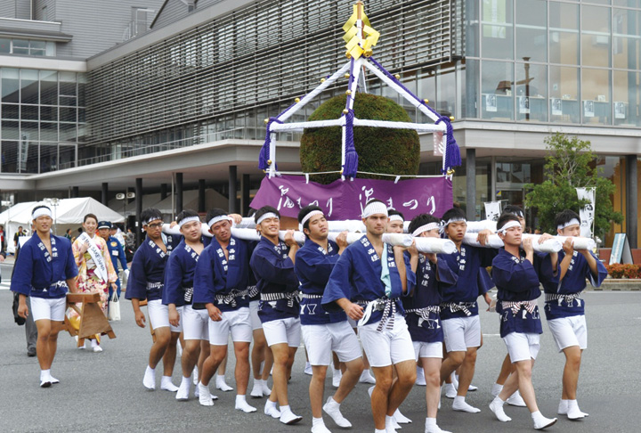 酒まつりの大酒林神輿（2019年撮影）