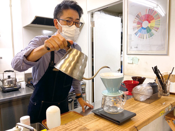 221018アースベリーコーヒー店長