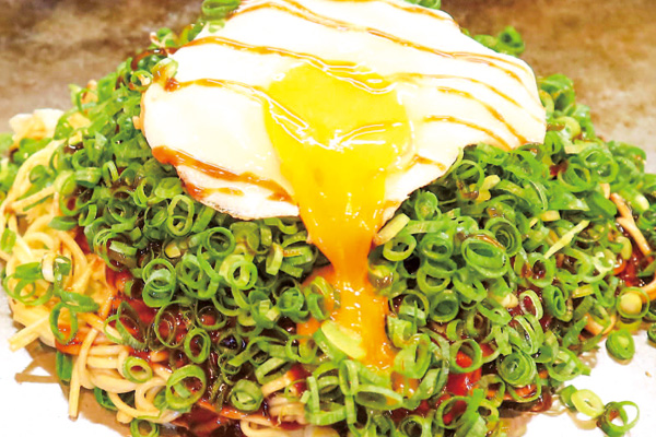 牛すじ入りで、山盛りのネギに半熟玉子をのせた「お坊ちゃま焼き」(1100円)(撮影・山北)