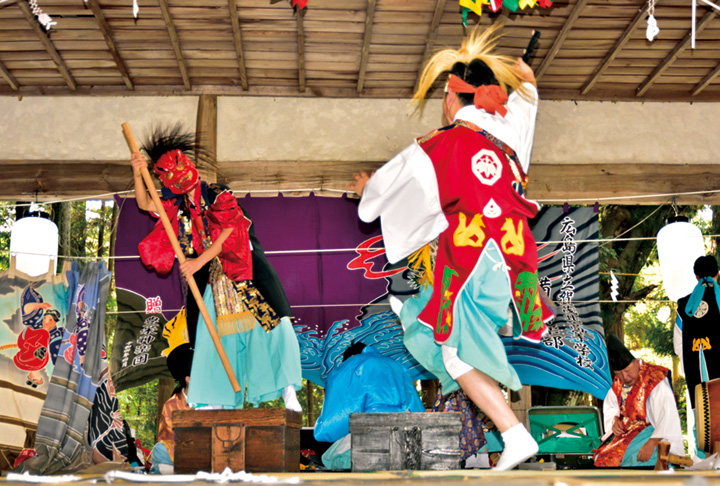 奉納神楽で熱演