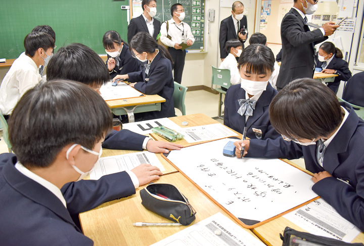 自転車に施錠してもらうためのアイデアを出し合う生徒(撮影・黒杭)