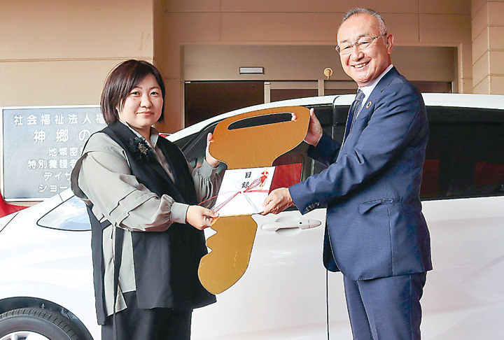 川森理事長(左)に目録を手渡す松井会長(撮影・山北)