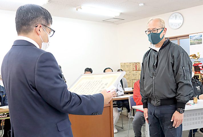 表彰される高橋副会長(右)(撮影・山北)