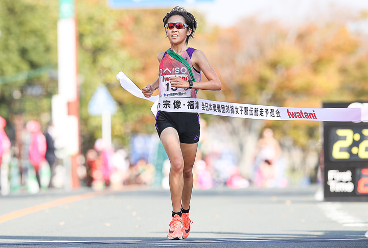全国予選となるプリンセス駅伝で、5位でゴールする加藤選手(提供写真)