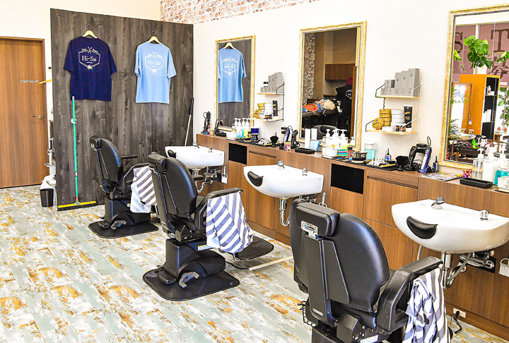 レンガ風のデザインが爽やかな印象の店内（撮影・繁澤）