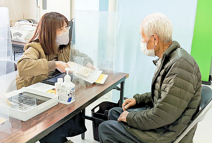 寺西地域センターで実施された出張申請サポート（撮影・橋本）