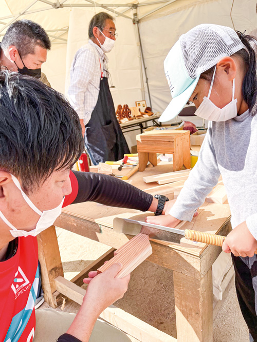 小型木製椅子作りに挑戦する子ども(撮影・林)