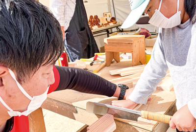 小型木製椅子作りに挑戦する子ども（撮影・林）