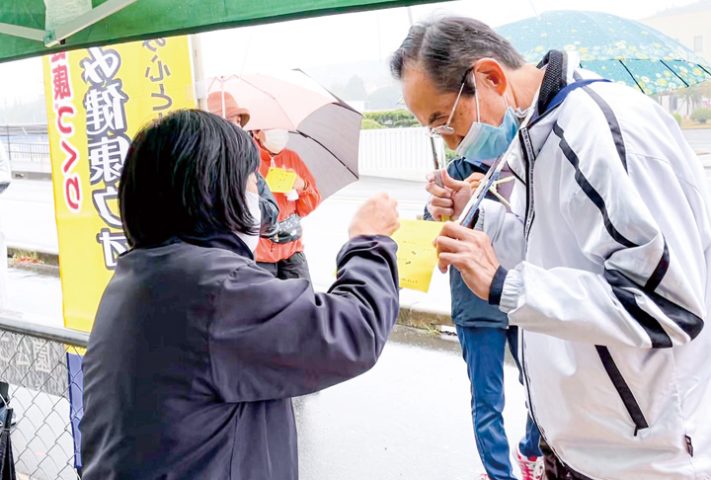 チェックポイントでスタンプを押してもらう参加者（撮影・林）