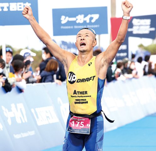 過酷なレースを終えゴールする木村さん（提供写真）