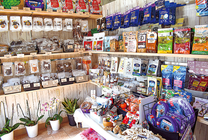広島県産の鹿や猪のジャーキーなどオリジナル商品やこだわりの食品を販売している店内(撮影・三好)