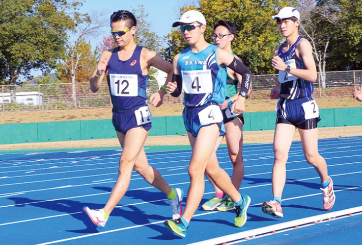 東広島運動公園陸上競技場で健脚を競う出場者(撮影・山北)
