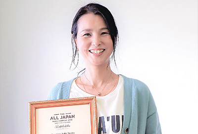 賞状とトロフィーを手に笑顔の竹井さん（撮影・山北）