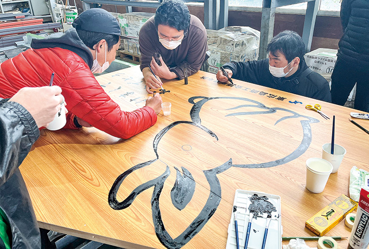 大絵馬に2023年の干支のウサギを描く東広島商工会議所青年部のメンバー（撮影・林）