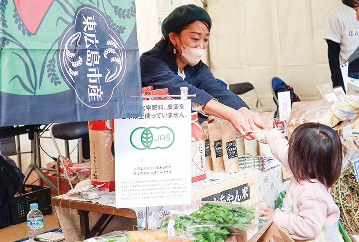 地元産の食材が販売されたグルメブース（撮影・山北）