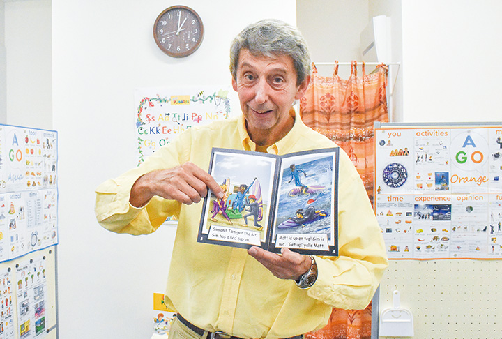 語学教室を開いたデビッド・クレイトン代表(撮影・三好)