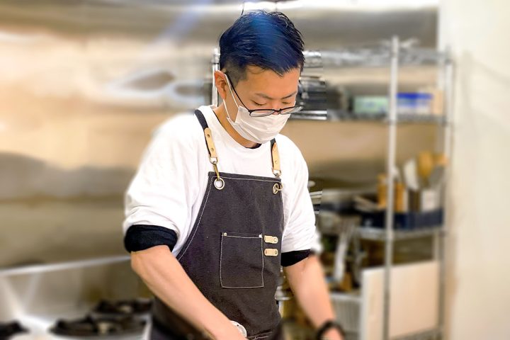 料理をするビストログリシーヌの店主
