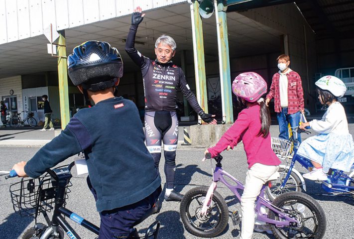 子どもたちに自転車の乗り方の指導をする片山さん(撮影・小林)