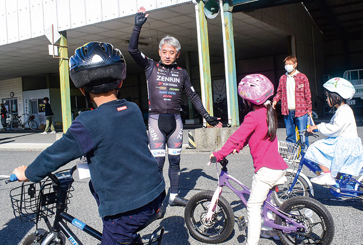 子どもたちに自転車の乗り方の指導をする片山さん（撮影・小林）