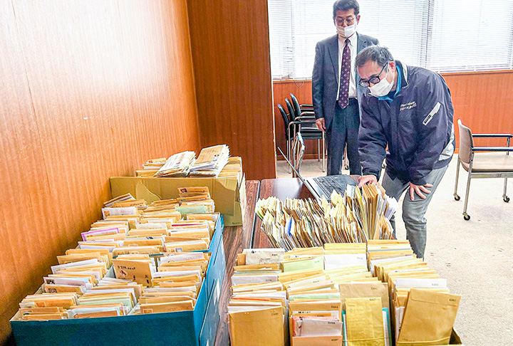 商議所会館で行われた抽選会（撮影・福本）