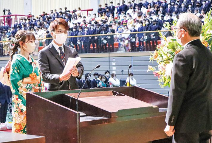 誓いの言葉を述べる宮田智史さん(中央)と後藤怜さん(左)(撮影・山北)