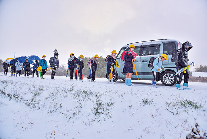 降りしきる雪の中 元気に登校