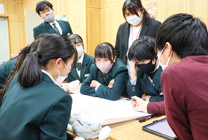 地図に地域活性化のアイデアを書き込む生徒たち（撮影・山北）