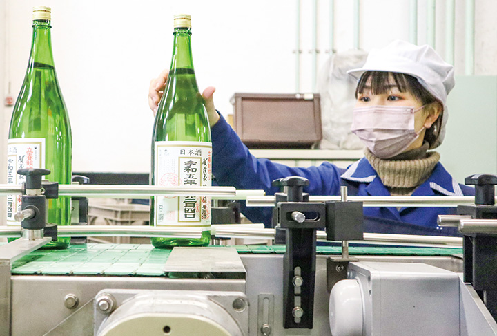 ラベルの確認をするスタッフ（撮影・山北）