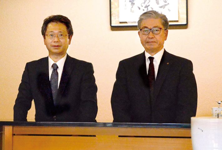 賀茂鶴酒造の石井社長（左）と同社を訪問した三田会長（撮影・中浜）