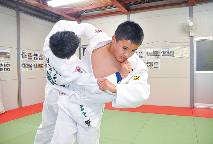 全国大会で広島県団体の中堅として出場し、チーム3位入賞に貢献した吉本君（右）（撮影・日川）