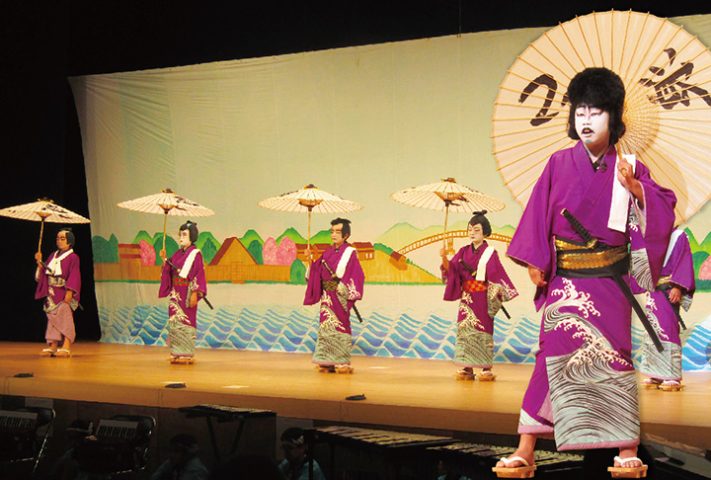 高屋東小学校の総合表現「絆」のワンシーン。地域に受け継がれる歌舞伎を取り入れている
