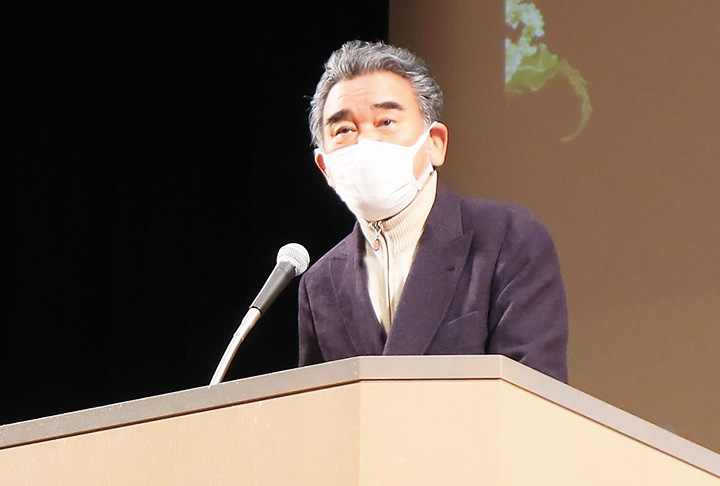 「住みやすいまちづくりに取り組みたい」とあいさつする越智学長（撮影・山北）