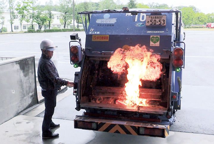 3月１～７日は春の全国火災予防運動　ごみ収集車の火災が発生　東広島市　中身の残ったスプレー缶が発火 製品評価技術基盤機構が行ったカセットボンベがごみ収集車で破裂・発火する事故の再現（写真・同機構提供） 　東広島市消防局管内では2022年、前年より22件多い130件の火災が発生した。大切な命や財産を火災から守るために、日ごろから防火意識を高めておきたい。特に春は空気が乾燥し風が強いため、全国的に火災が多発する。火災を防ぐために知っておきたい話題を集めた。（生活取材班） 　家庭ごみを回収するごみ収集車の火災が各地で発生している。中身の残ったスプレー缶などが原因で、東広島市消防局管内でも昨年、おととしにそれぞれ1回発生している。 小型充電式電池も原因に 　中身が残ったスプレー缶やカセットボンベ、ライターをごみに出すと、次のような原因で発火する可能性がある。 　①「燃やせるごみ」など異なる分別に混ざった場合、ごみ収集車が圧縮しながら回収するため、強い圧力による衝撃で破裂・発火する。 　②ごみ収集車の中で缶が破損した場合、漏れた可燃性ガスが充満し、衝撃などの火花をきっかけに発火する。 　また、スマートフォンやゲーム機などに使用されている小型充電式電池も同様の危険性がある。強い衝撃を受けると、発熱・発煙が生じ、発火。小型充電式電池が原因となるごみ収集車やごみ処理施設の火災が全国で増加している。 　東広島市では、スプレー缶・カセットボンベは「ビン・缶」、ライターは「有害ごみ」、小型充電式電池は、製品から外せる場合は「有害ごみ」、外せない場合は「燃やせない粗大ごみ」の分別で出すことが決められている。市消防局は、「誤ったごみ出しが火災につながる。ルールを守って火災防止を」と呼び掛けている。 住宅用火災警報器 点検・交換を！ 東広島市消防局「かえるンジャー」でアピール 　住宅用火災警報器の設置と新品への取り替えを推進しようと、東広島市消防局は職員でイメージキャラクター「住警器戦隊かえるンジャー」を結成。イベントや動画を通して、住警器の効果や交換の必要性をアピールしている。　 　キャラクターはレッド、ブルー、グリーンの3人で、2016年に初登場。11月の消防・防災フェアなどに出演して寸劇をしたり、市の公式ＹｏｕＴｕｂｅチャンネルにレッドが動作確認する動画を公開したりした。動画では、古い住警器は電子部品の寿命や電池切れなどで、火災を感知しなくなっている可能性があることを説明。「10年たったら、見た目はきれいでも、かえるンジャー！」と説明している。 　消防庁が住宅火災の被害状況を分析したところ、警報器が設置されている場合は、設置されていない場合に比べ、死者数と焼損床面積は半減、損害額は約4割減だったという。 　2022年6月1日時点の東広島市消防局管内の設置率は82%。 住警器戦隊かえるンジャー 消防Ｑ＆Ａ Ｑ 消防団はどんなことをするのですか。また、女性も入団できますか。 Ａ 消防団は、性別・職業を問わず「自分たちのまちを、自分たちで守りたい」という思いの団員で組織された消防機関です。火災現場での消火、地震や風水害などの災害発生時の救助・救出、警戒巡視、避難誘導などに当たります。平常時には、火災予防、災害対応訓練、機械器具の点検などを行っています。 　活動服などが貸与され、階級に応じた年額報酬や出動報酬などが支払われます。 　今年の4月1日には、災害対応、火災予防の啓発など、それぞれの役割に特化した機能別団員を導入するほか、女性団員で構成する「女性方面隊」を創設します。女性方面隊は、幼稚園や事業所などの地域との連携を強化し、「自助・共助」の意識の醸成を図ります。関心のある方はお問い合わせください。消防団係082（422）6062へ。 保育所で子どもたちに火災予防を呼び掛ける活動