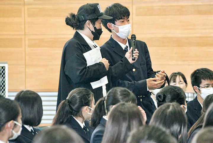 生徒にインタビューする大窪さん（左）（撮影・日川）