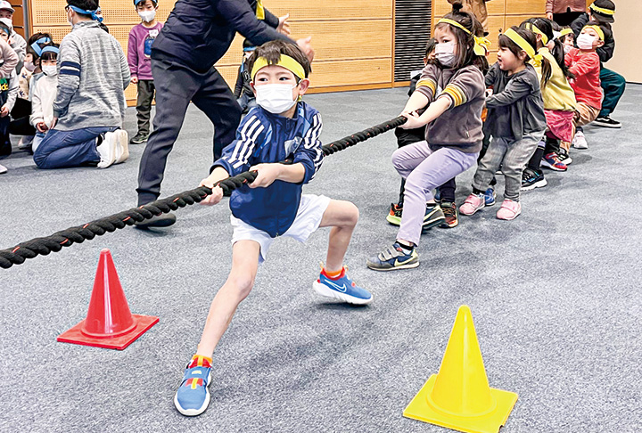 綱引きに参加する子どもたち（撮影・林）