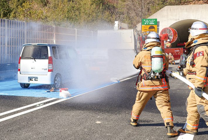 大山トンネル入り口付近での消火訓練（撮影・𦚰）