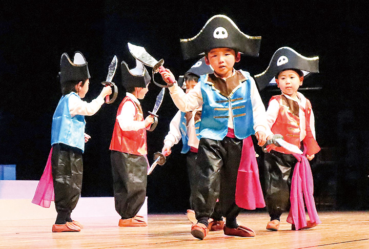 日頃の練習の成果を発表する園児（撮影・山北）