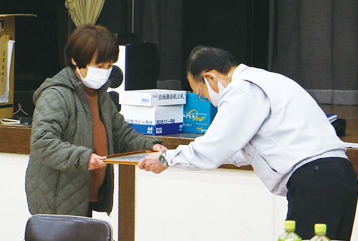 土久岡会長（右）から感謝状を受け取る今田さん（提供写真）