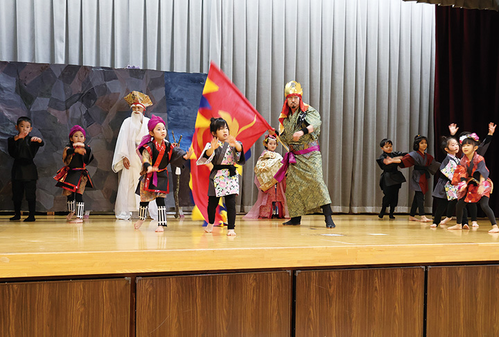 阿麻和利の生涯を描いた「現代版組踊」を披露する園児（撮影・𦚰）