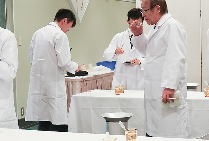 味や香りなどを確認する審査員（撮影・𦚰）