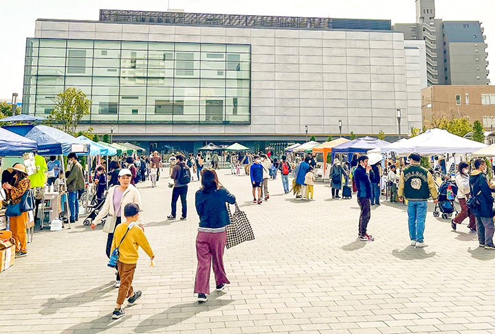 市内外から多くの人が訪れたマーケット（撮影・生野）