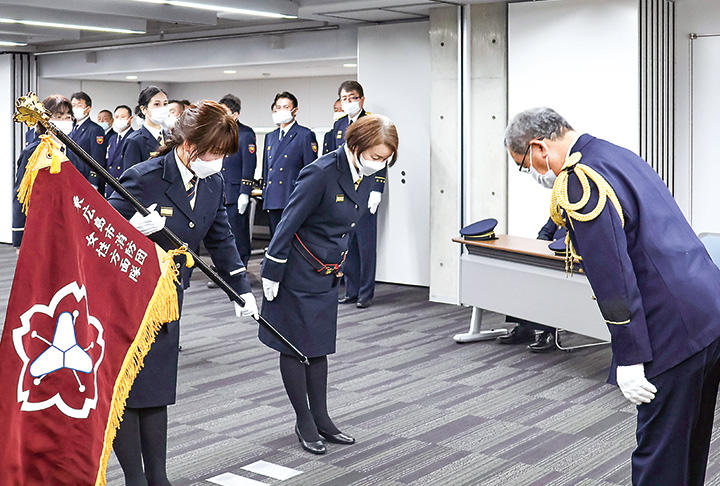 発隊式で行われた方面隊旗の授与（撮影・𦚰）