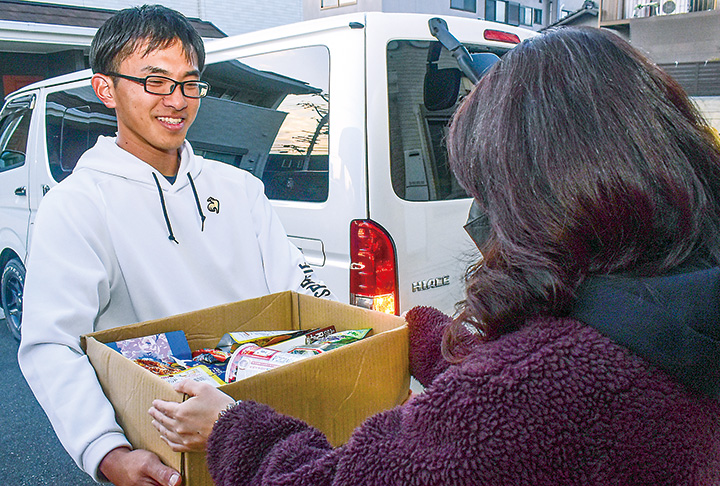 栽培した野菜やフードドライブで集まった食料品を家庭に届ける「農育ぶちうま宅食便」（撮影・小林）