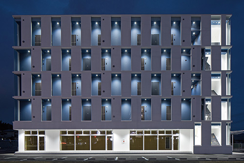 渡り廊下をガラス張りにしたデザイナーズマンション