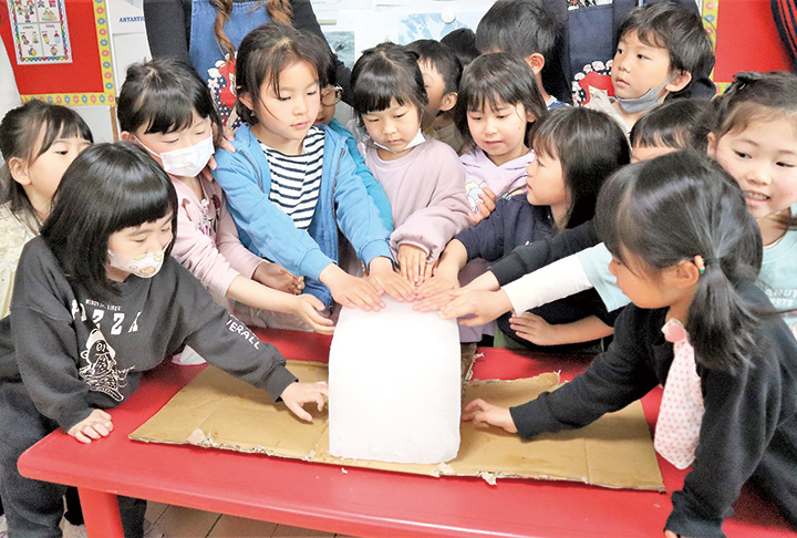 南極の氷の感触を楽しむ園児（撮影・山北）