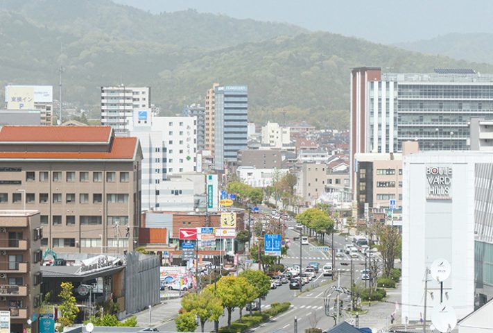 かすむ西条盆地