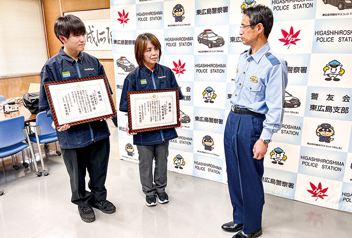 木本署長（右）と話をする岡村さん（中央）と城戸さん（撮影・林）