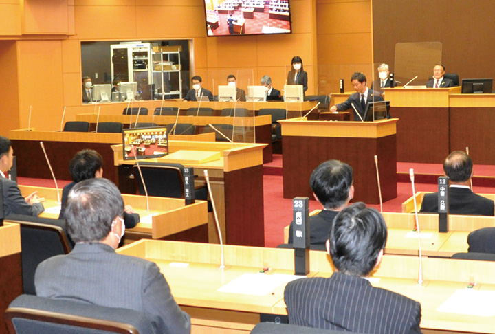 議長選で無記名投票する議員たち