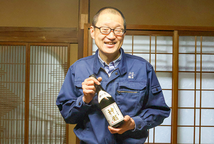 「神髄」を手に笑顔の伊野本真彦蔵元